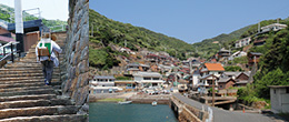 左：村の素朴な生活道（イメージ） 右：沖ノ島・昔ながらの港風景（イメージ）