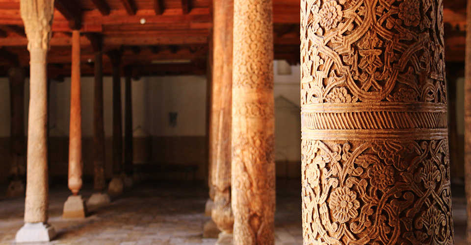 彫刻が刻まれたジュマモスクの柱(イメージ)