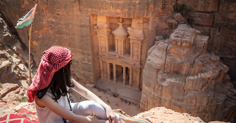 クブサトレイルの絶景スポットから宝物殿を見下ろす特別体験（イメージ）