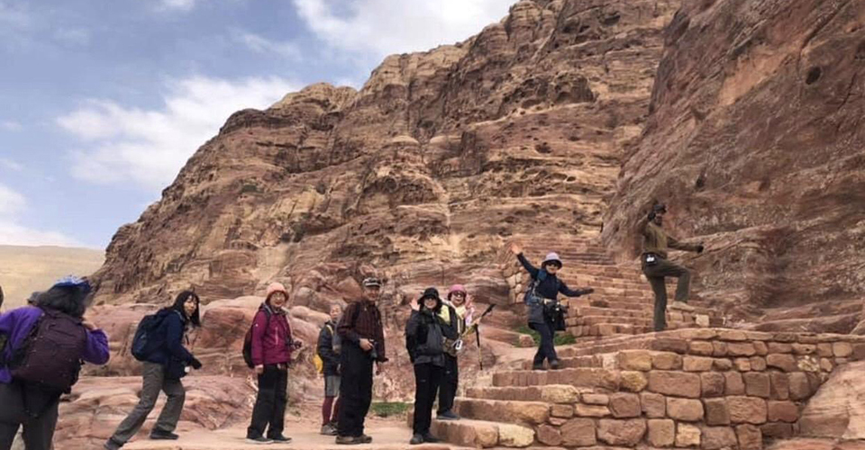 クブサトレイルの入り口、階段を上ります（イメージ）