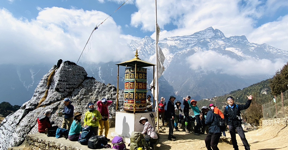 仲間とともに世界最高峰の眺望を目指して歩きます（イメージ）