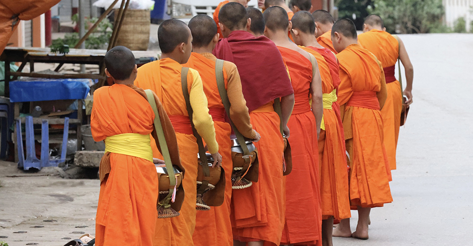 ルアンプラバンの托鉢（イメージ）