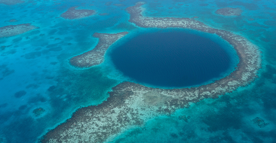 グレート・ブルーホール（空撮・イメージ）