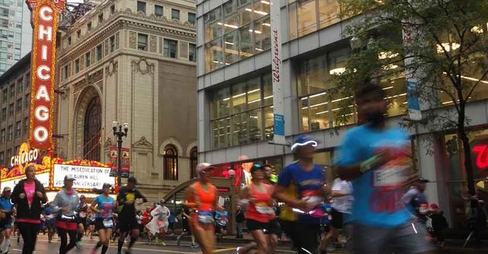 シカゴマラソン 市街地を走るランナー（イメージ）