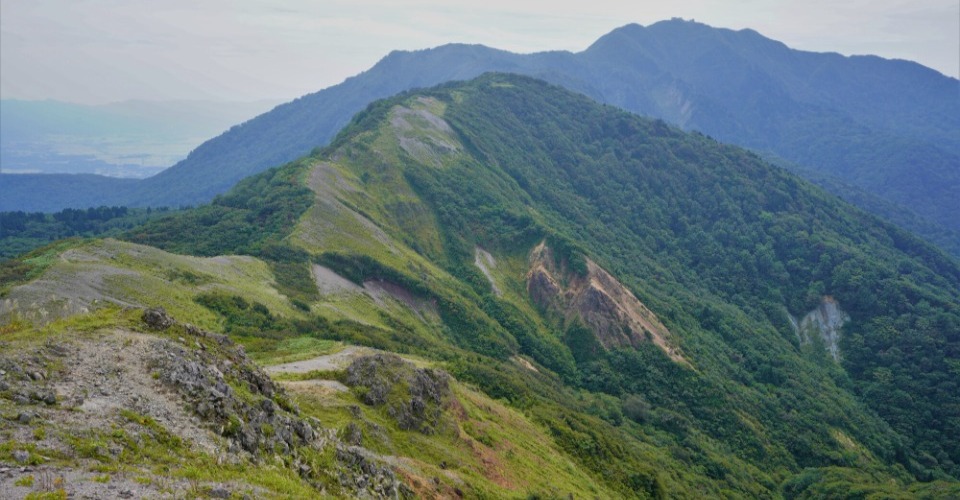 真砂の峰から望む金北山の稜線（イメージ）