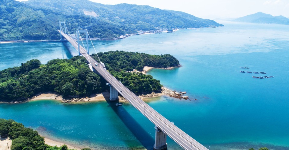 伯方島から望む見近島・大島大橋越しの大島（空撮・イメージ）