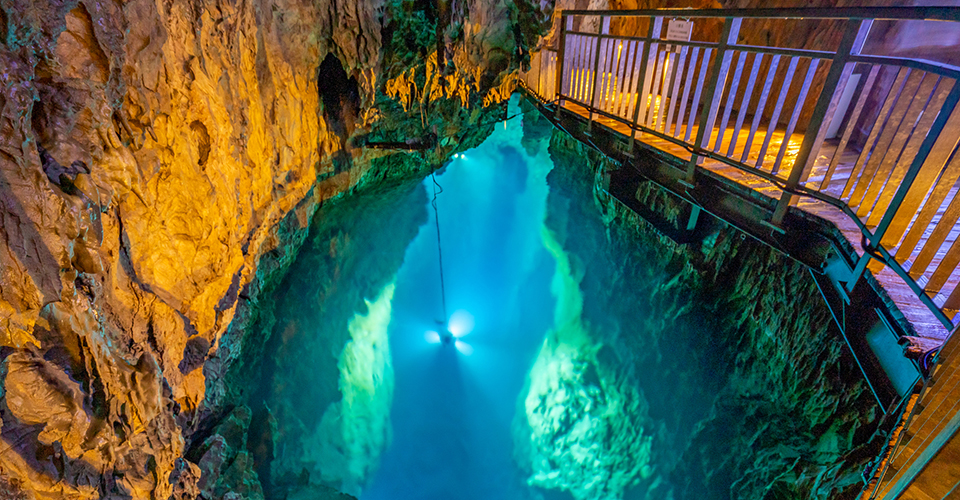 龍泉洞(イメージ)