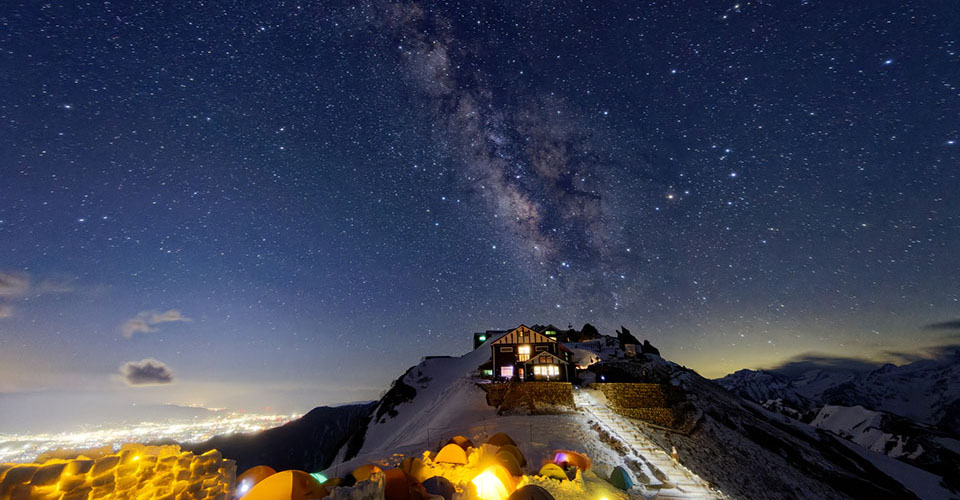 燕山荘と星空（イメージ）