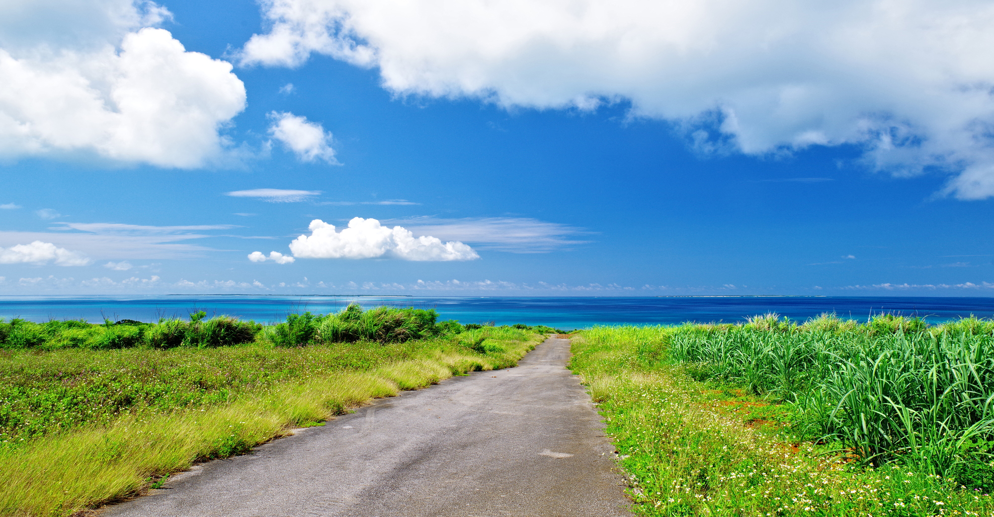 小浜島道と空と雲（イメージ）