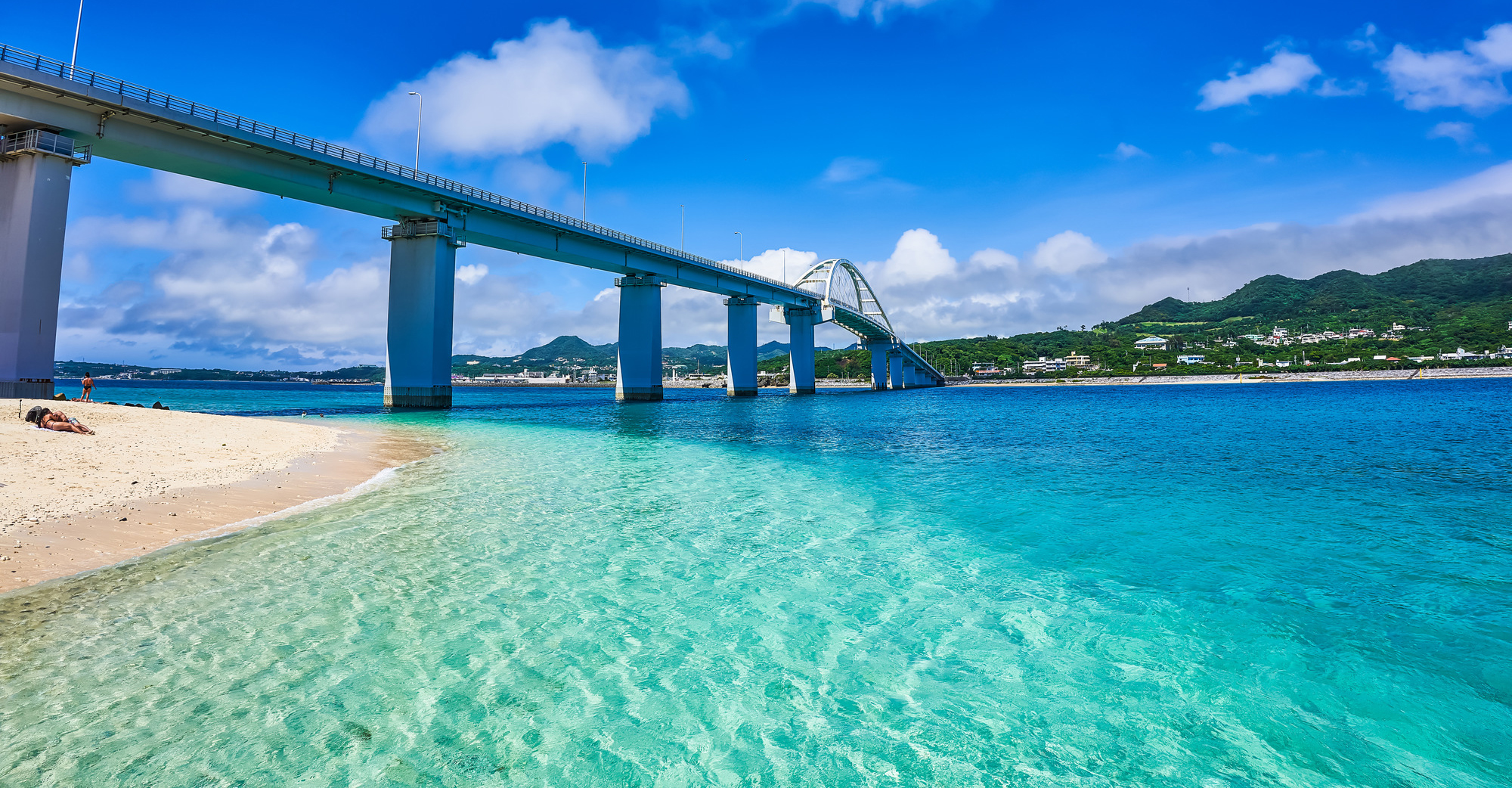 瀬底島アンチ浜から望む瀬底大橋（イメージ）