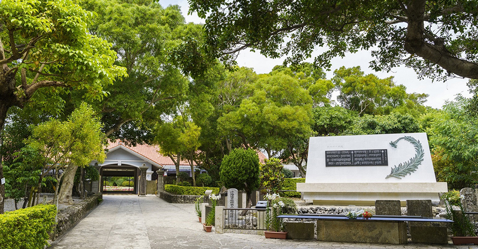 ひめゆりの塔とひめゆり平和祈念資料館（イメージ）※写真提供：ひめゆり平和祈念資料館
