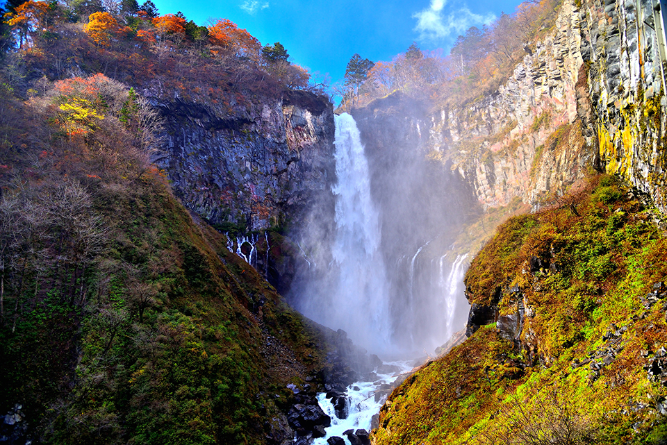華厳の滝（イメージ）/「華厳の滝の紅葉」静岡県の山本 武正さんの作品