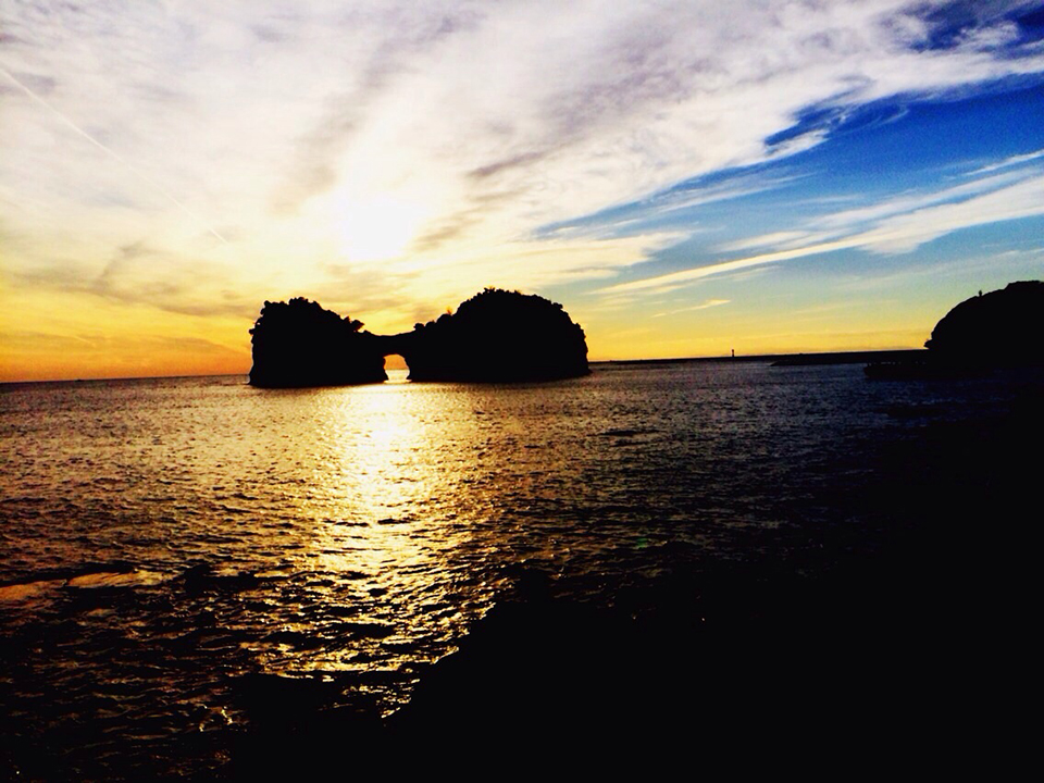 白浜の円月島（イメージ）/「１０月３日日の入」東京都のP.N.チャコさんの作品