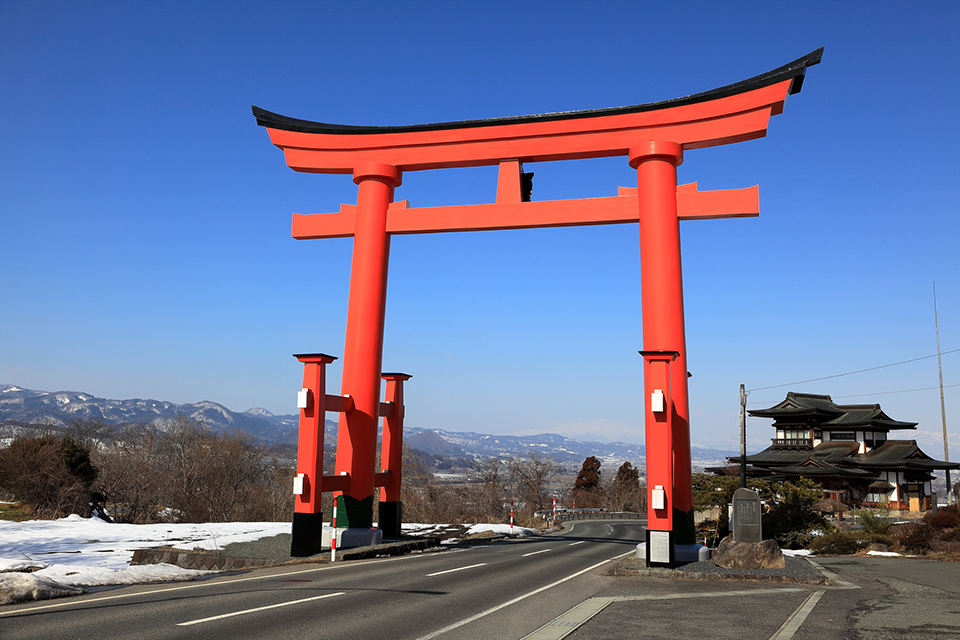 山形県・蔵王の朱(あか)い大鳥居（イメージ）