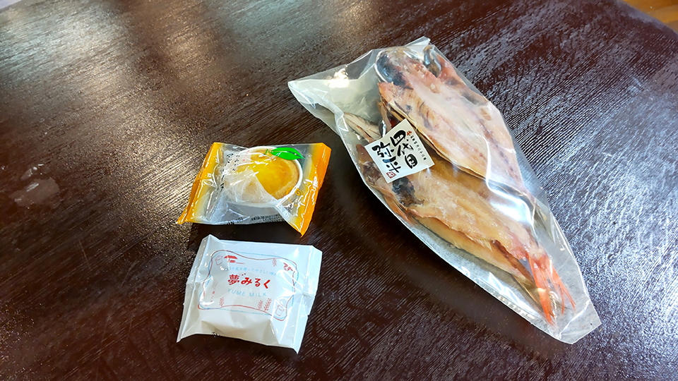 海産物の詰め合わせと和菓子２種（イメージ）