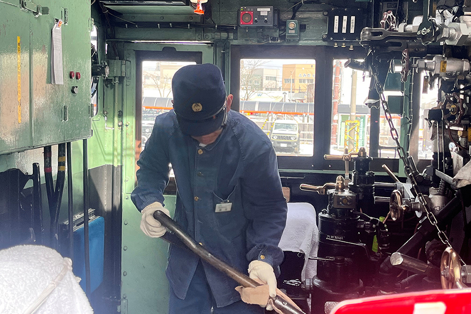 機関助士が石炭を火室にくべる様子を実演（イメージ）