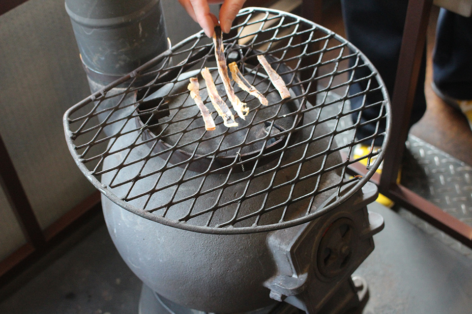 ダルマストーブではつまみを焼いて食べられます（イメージ）