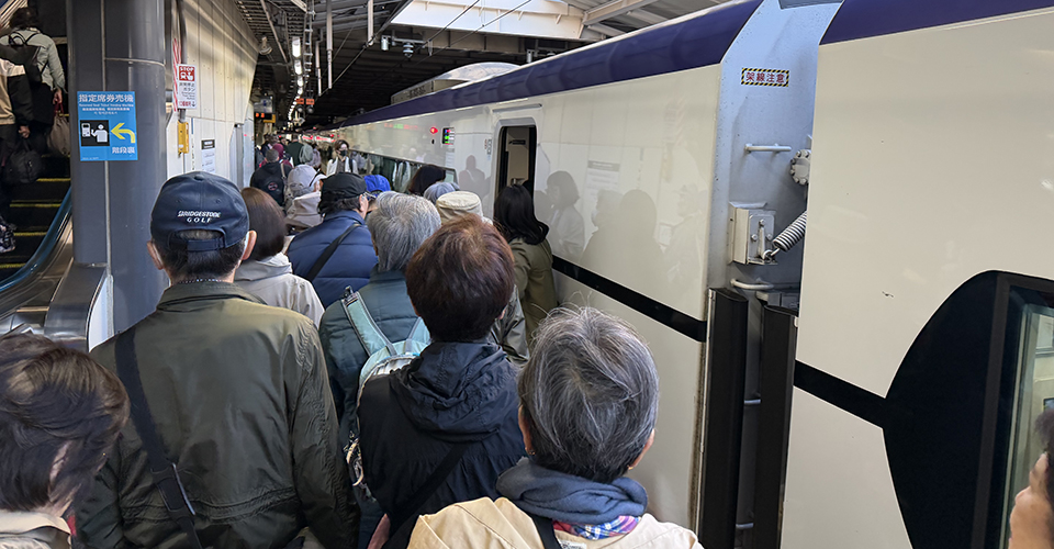 特急あずさ号に乗車（イメージ）