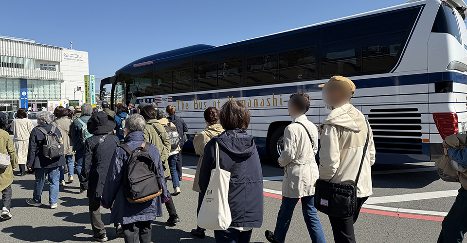 バスに乗り換え（イメージ）