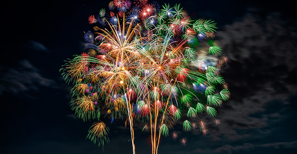 色とりどりの花火が夜空を彩ります（イメージ）