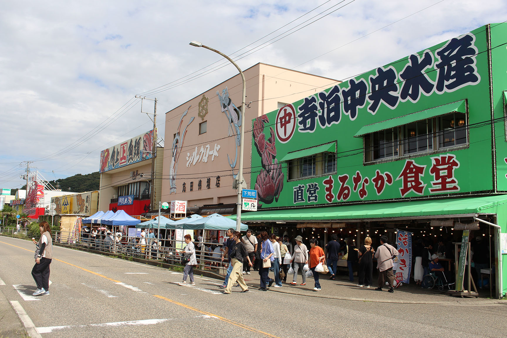 海産物が並ぶ寺泊の「魚の市場通り」（イメージ）