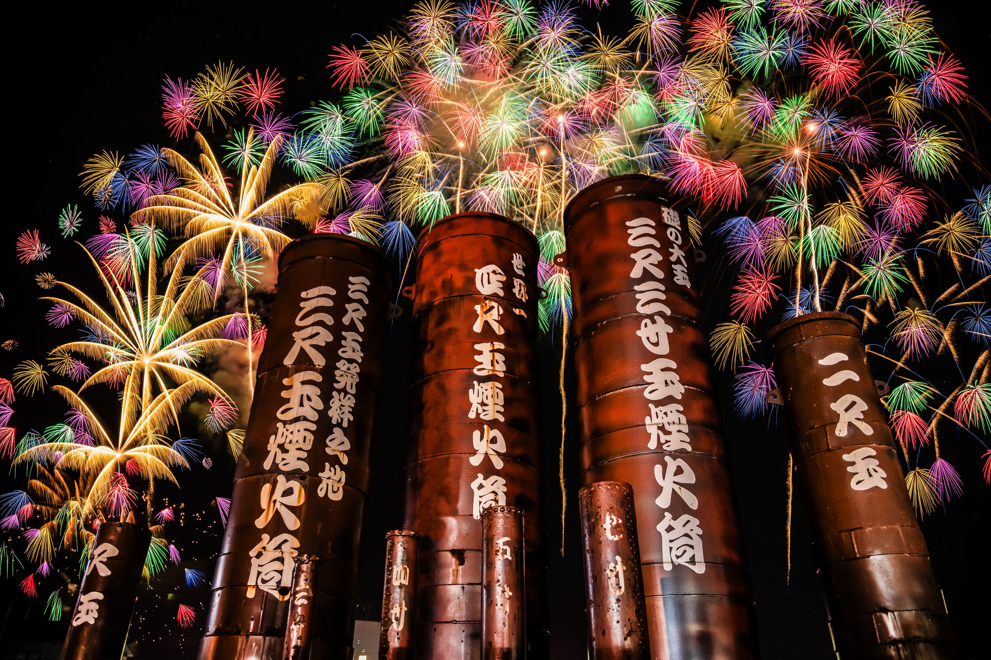 打ち上げ筒のモニュメントと片貝の花火（イメージ）