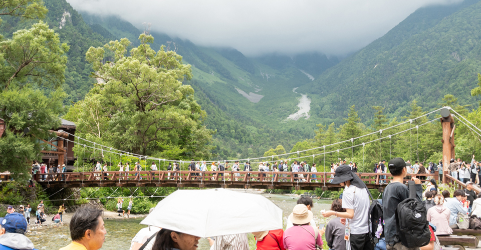 雲に覆われた穂高連峰