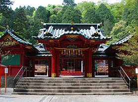 芦ノ湖湖畔にたたずむ箱根神社