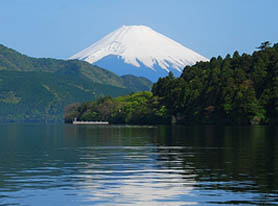 芦ノ湖から望む富士山