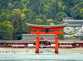 潮が満ちてくると、海に浮かんでいるような嚴島神社（写真提供：広島県）