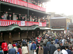 道後温泉本館2階より餅まきを行います（期間中17時より）