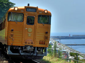 レトロモダンな観光列車「伊予灘ものがたり」（イメージ）