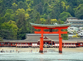 潮が満ちてくると、海に浮かんでいるような嚴島神社 （写真提供：広島県）