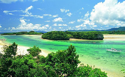 川平湾の美しいエメラルドグリーンの海面