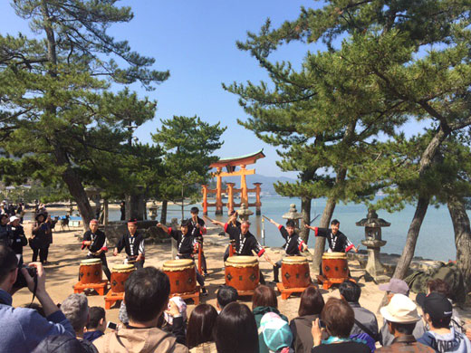 晴れた日には、大鳥居を背景に「宮島太鼓」を披露します