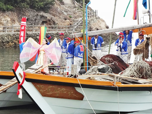 太鼓と大漁節が浜じゅうに響き、弁財天の使い・乙姫が大漁祈願の舞を踊ります