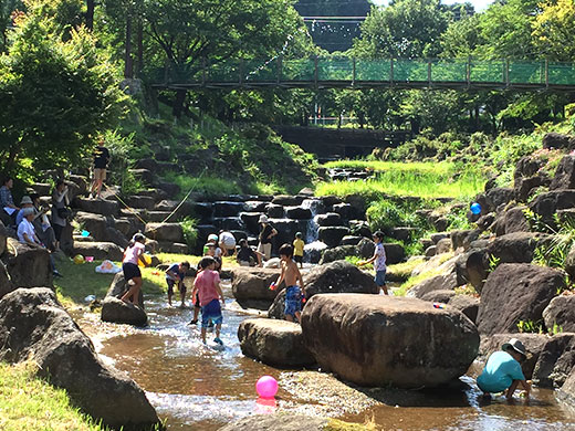 谷川岳湧水の川で水遊び