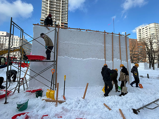 制作中の大雪像(昨年のイメージ)