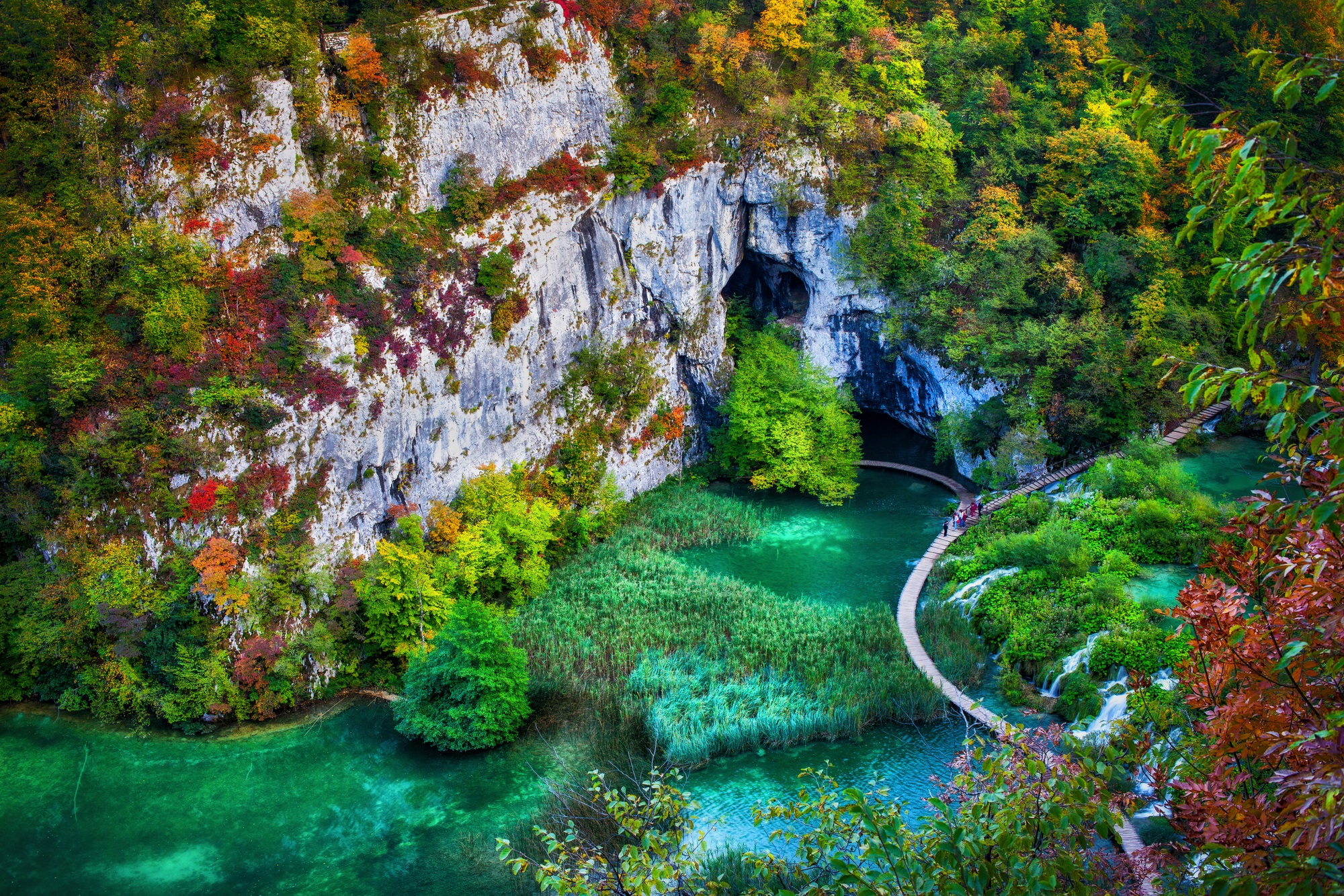 世界遺産・プリトヴィッツェ湖群国立公園©PIXTA（イメージ）