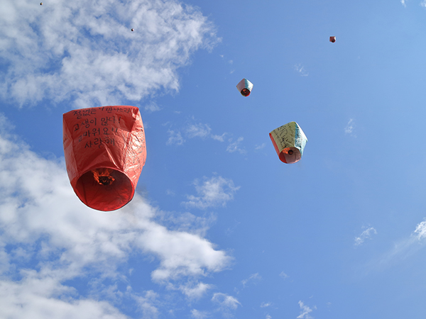 天燈上げ（イメージ）プランCでご案内（2～4名様でひとつ）