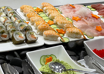 ビュッフェにはお寿司やお刺身も（イメージ）