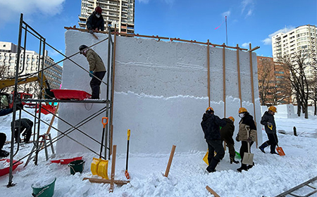 制作中の大雪像(昨年のイメージ)