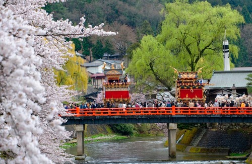 春の高山祭