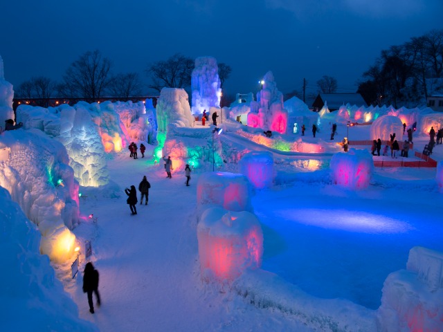 千歳・支笏湖氷濤まつりのライトアップ(イメージ)※日中にご案内するツアーもございます。