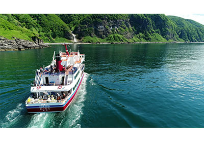 大きな船に乗って知床半島クルーズへ出発！(イメージ)