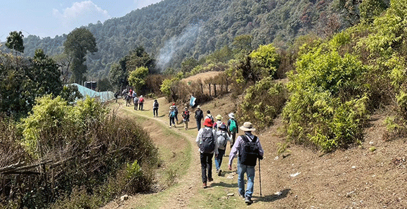 生活路をハイキング（イメージ）