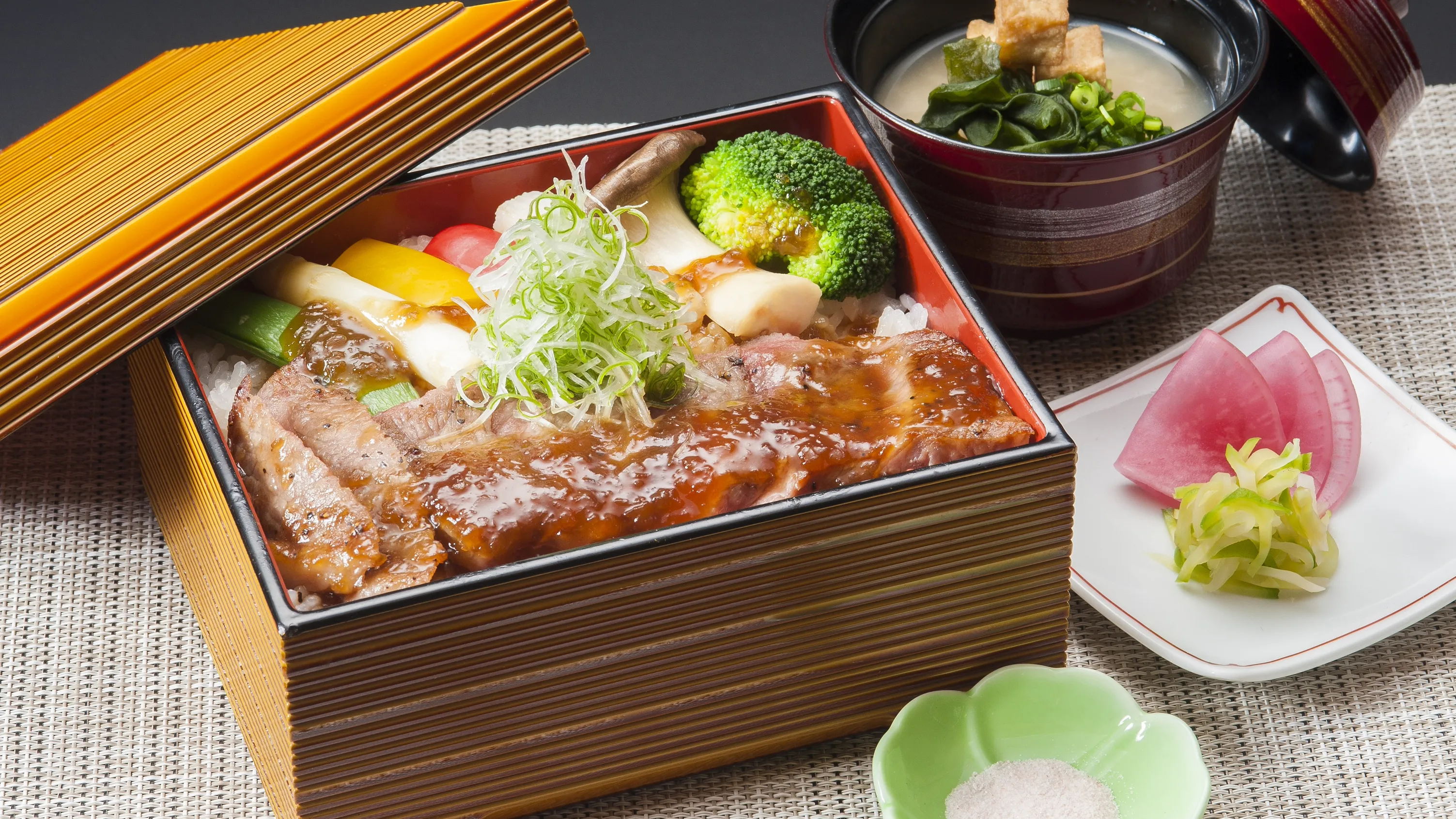 板前ライブダイニング MAIWAI 鴨川館「かずさ和牛のステーキ重」