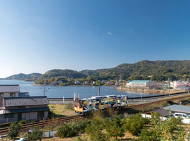 浜名湖沿線を走る「直虎号」（区間：三ケ日駅～気賀駅）