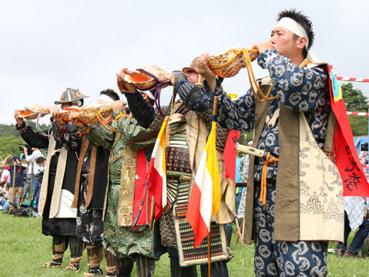 ※騎馬軍団は螺役（かいやく）と呼ばれる武者の吹く「ほらがい」の音によって行動する（イメージ）