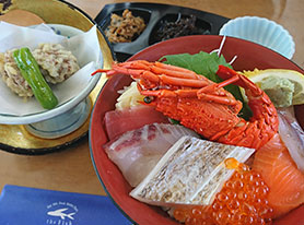 海鮮丼の昼食（イメージ） ※コースにより内容は異なります